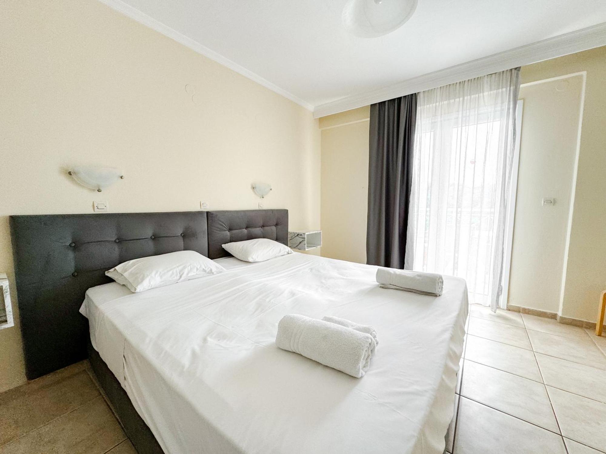 Kavos Plaza Hotel Екстериор снимка