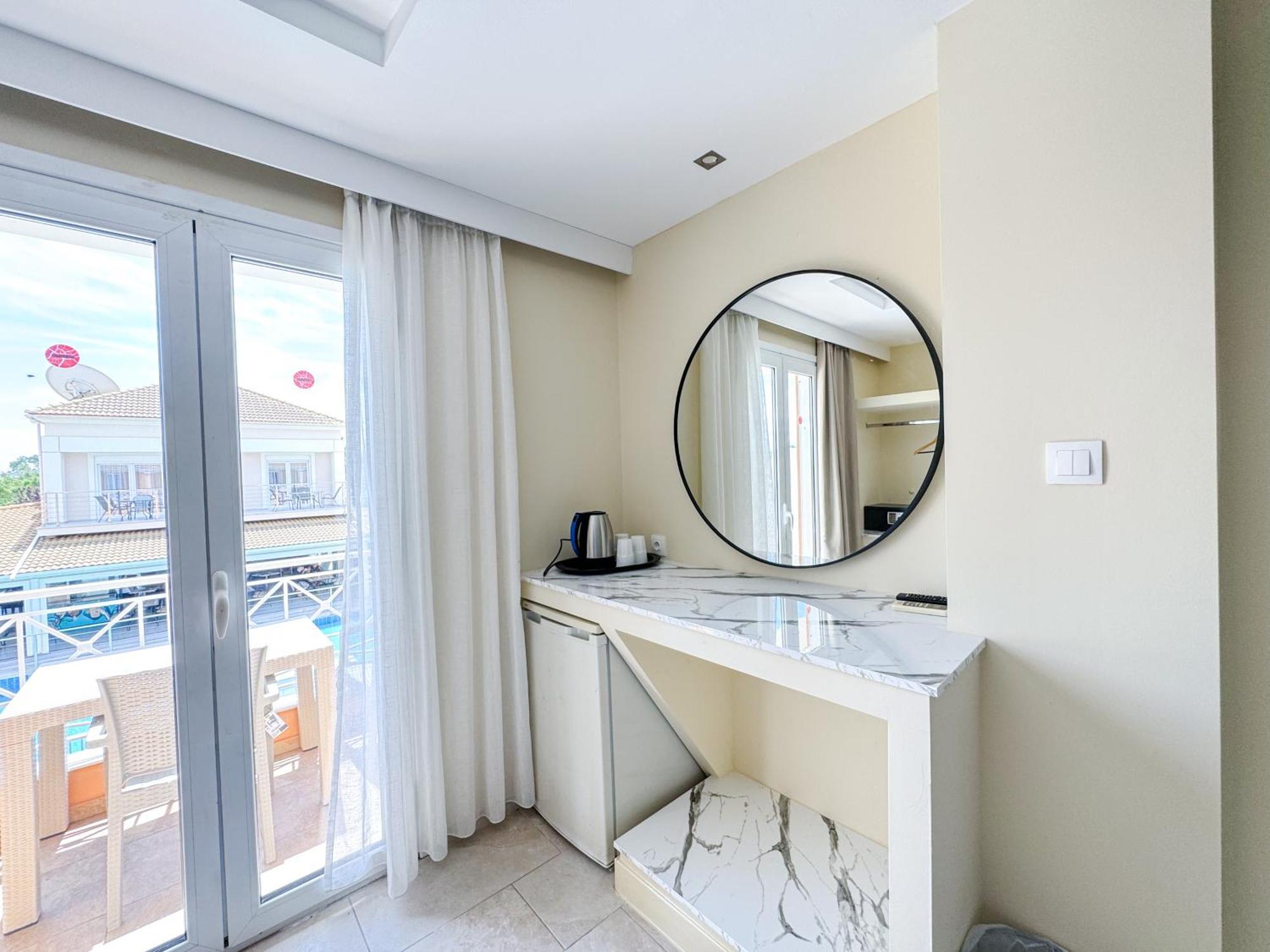 Kavos Plaza Hotel Екстериор снимка