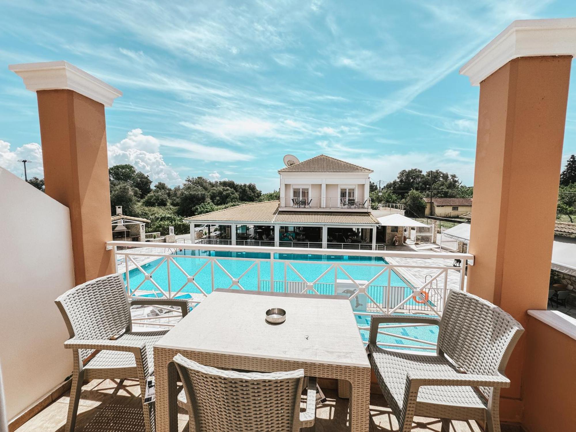Kavos Plaza Hotel Екстериор снимка