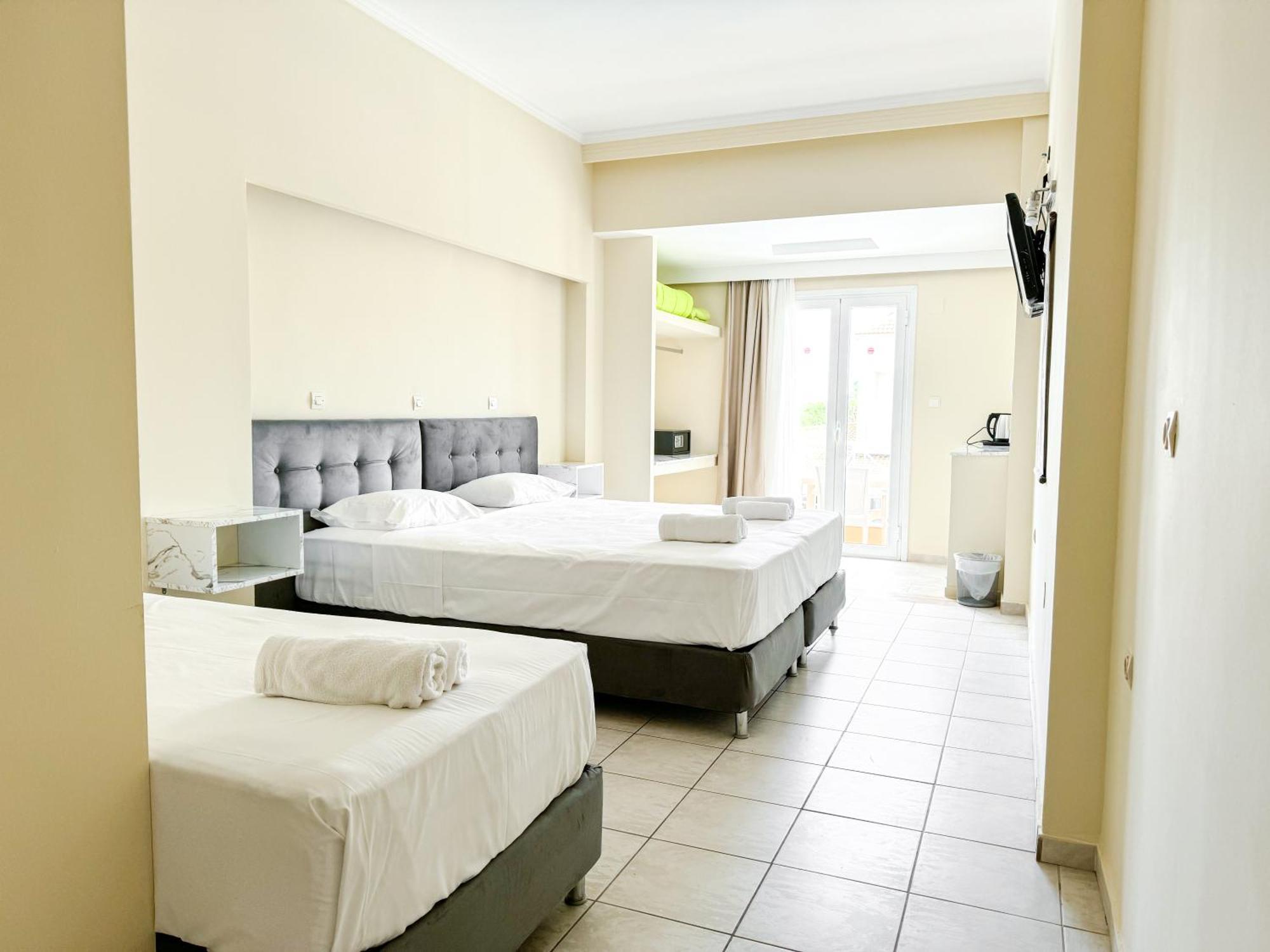 Kavos Plaza Hotel Екстериор снимка